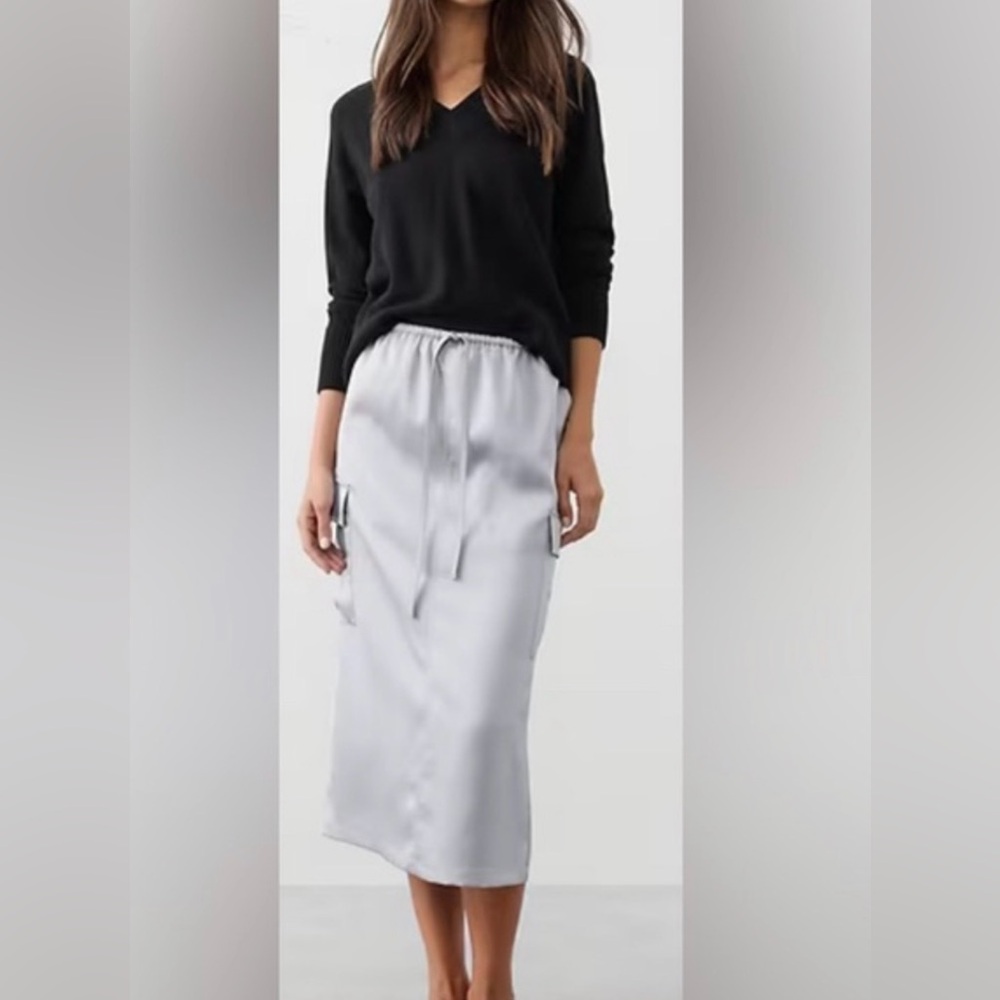 Banana Republic Light Gray Satin Cargo Pocket Midi Skirt - Size Large